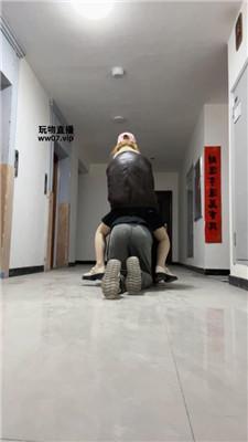 【莹莹】精神小妹-走廊遛狗暴揍 JS250316-39