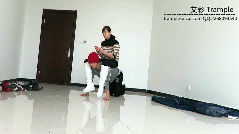 00后女主白长靴骑乘贱狗散步，强迫贱狗钻跨取乐！