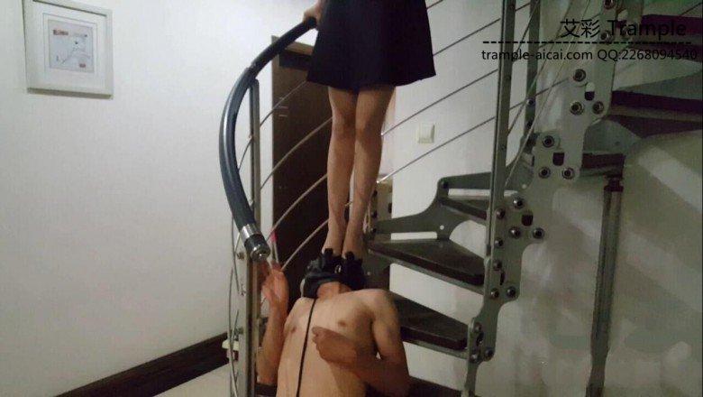 最新艾丝女王居家系列—–楼梯间调教贱狗