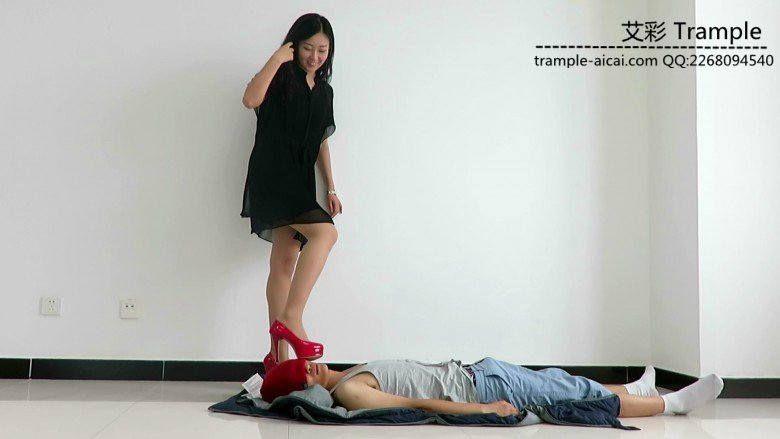 高挑超模天星女主红高跟虐踩贱狗！