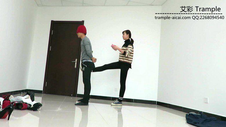 00后女主膝顶踢裆暴打小混混！