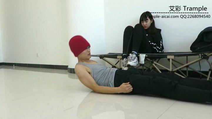 00后天使女主运动鞋；黑棉袜；裸足踩玩贱狗！