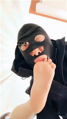 【桃桃樱】桌底视角-舔酸臭玉足 JS250322-7