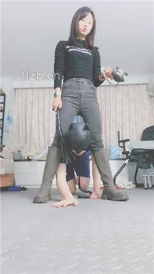 【果儿】鞭打/转胯爬行/品尝圣水/臭脚捂脸