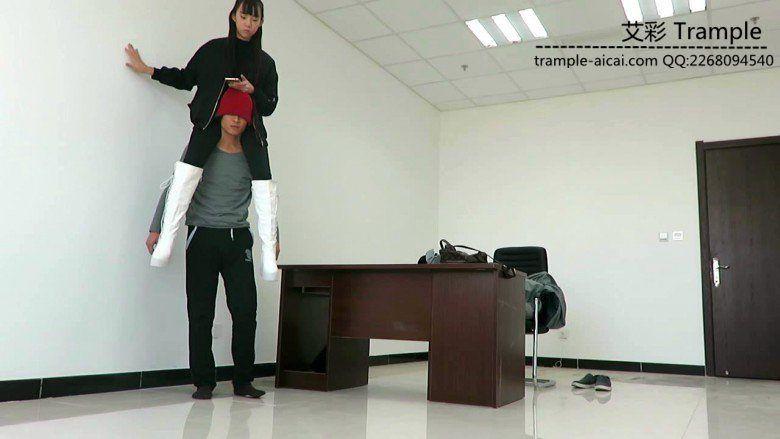 00后天使女主白色长靴骑乘牲畜马来回溜达! 00后天使女主白色长靴骑乘牲畜马来回溜达!