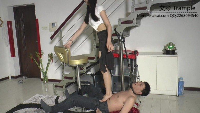 极品嫩模Yui强迫闻脚跺踩奴