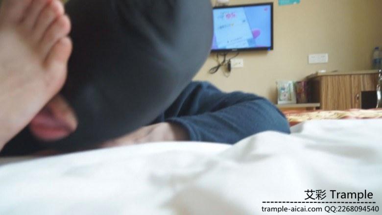 某学院女学生钰钰原味裸足舔