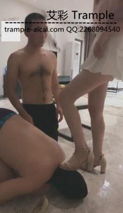 VIVI美鞋玉足调教俩家奴喂食