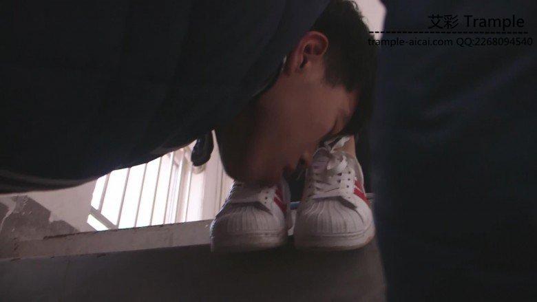 艾丝女王—-室外楼梯帆布鞋裸足调教贱狗