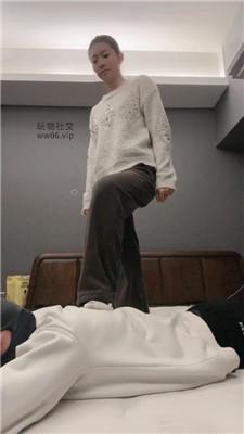 【伊未】坐脸窒息-白袜脚踩虐 bf50393