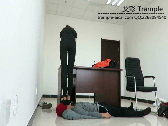 00后天使女主棉船袜全体重踩狗头，下体各种践踏！