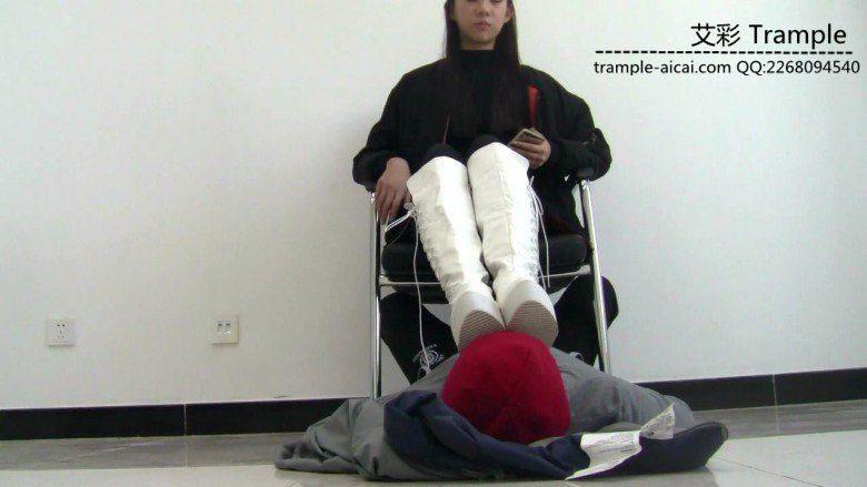 00后天使女主出演舔靴闻靴棉袜踩下体！