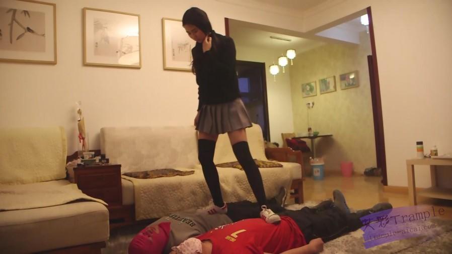 艾丝：哥哥父亲要求艾丝乱伦踩踏