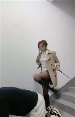 【梦樱】户外楼梯间-转胯/耳光/踩踏/鞭打