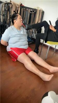 【冰色】家奴清理脏鞋底