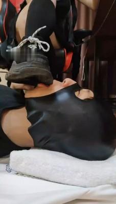 【调教视频】【玥野兔】脏鞋底-黑长袜踩狗脸