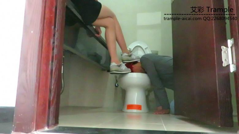 厕所里伺候00后天使的贱狗！
