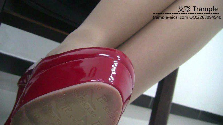 超模天星女主红色高跟鞋散步诱惑，贱狗做鞋垫！