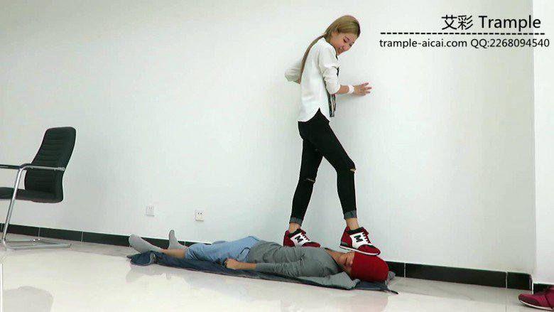 冰冰女主运动鞋蹦跳践踏贱狗身体下体！