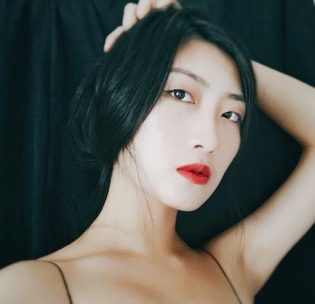 舞蹈系少女虐踩小奶狗