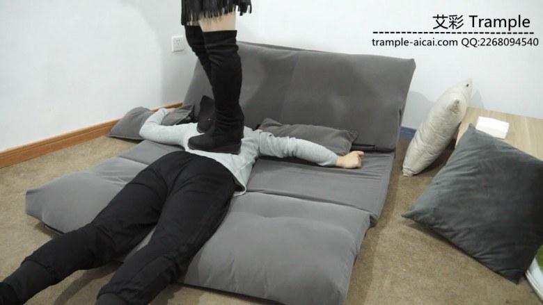 某在校女大学生长靴初次玩踩踏
