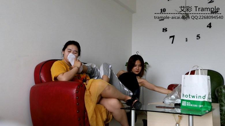 偷拍学姐第五弹 夏天的雪地靴 续