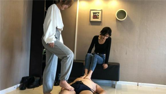 1小时超长调教—-皮靴白袜虐杀