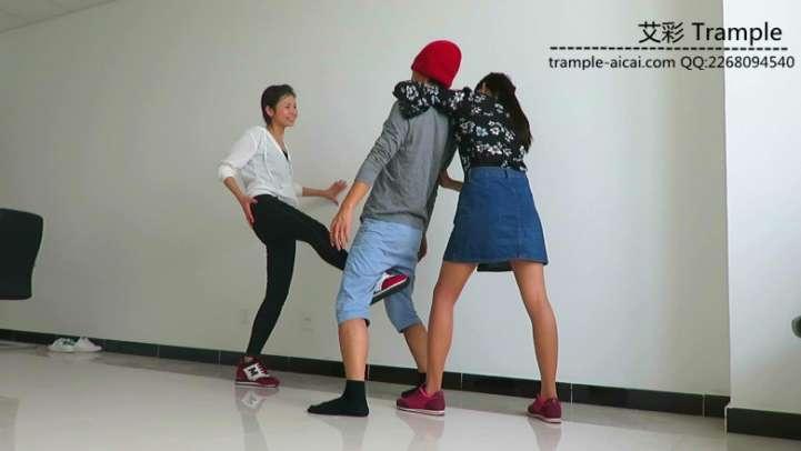 瑶主与闺蜜长靴+高跟+运动鞋玩弄贱狗！