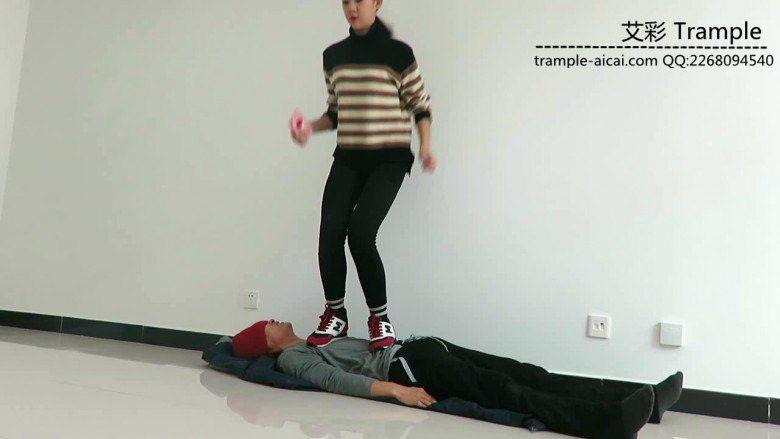 00后女主运动鞋跑踏人体软垫骑乘休息！