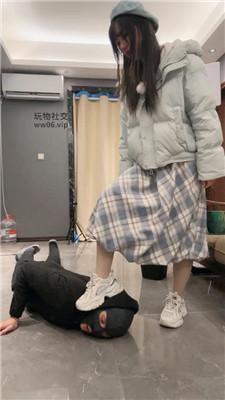 【猴歌】路边开发下班素人踩虐 bf49851