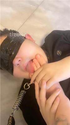 【戚戚情侣】狗舌头清理长靴/狗链拴狗/黑丝裸足狂舔