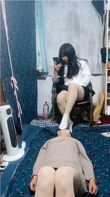 【伪娘和人妻】白袜脚踩蓬头垢面的狗 JS250222-11