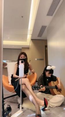 【美美子】可爱母畜-丝袜塞嘴/黑丝脚喂雪糕/藤条抽/吃白棉袜