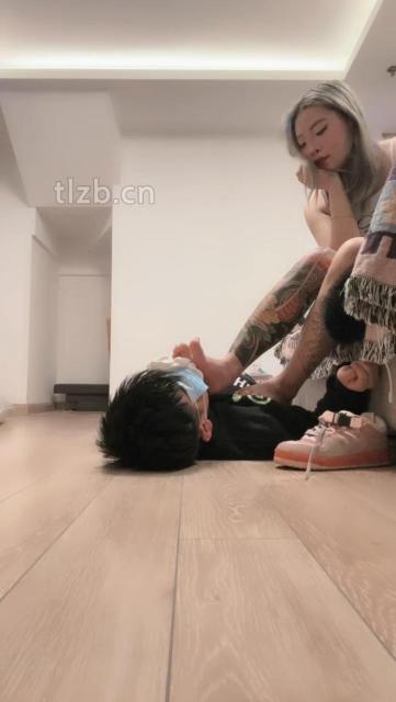 【七七黑心主宗】跪舔运动鞋白船袜/臭脚捂脸蹂躏