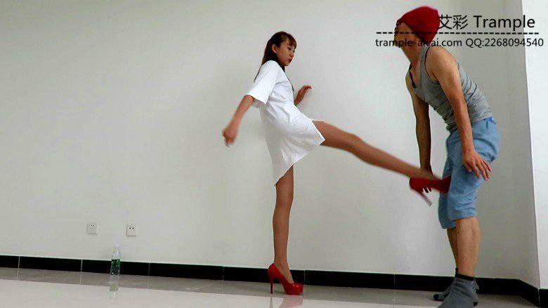 00后天使女主剧情！暴打街头小混混！