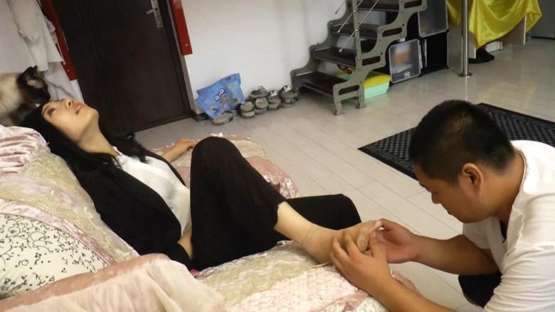 黑冰女王享受奴隶闻脚轻搔弄脚底