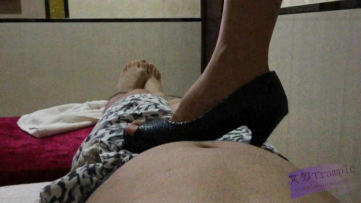 沐足房女带班尖头细高跟全体踩踏，踩在身上无论怎么乞求不愿意下来。