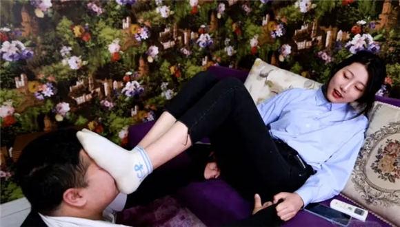 【珊瑚湾】安诺千锤百炼的极品臭袜子强制虐奴