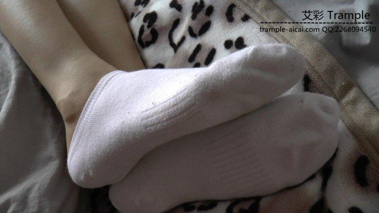 偷舔熟睡学生妹的白袜