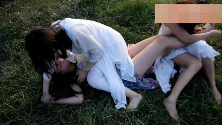 小主三女孩草地TK