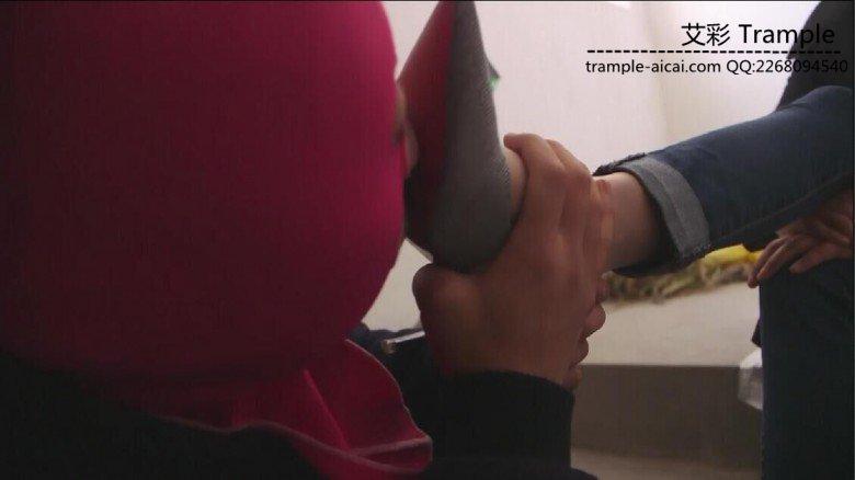 艾丝女王—-室外楼道大胆调教贱狗