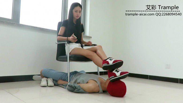 超极品漂亮老师天依女主运动鞋践踏全脸各种调笑！