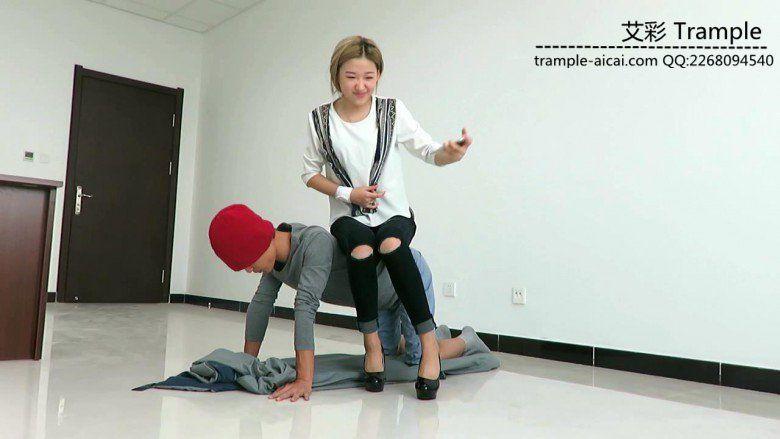 冰冰女主跨步羞辱骑乘贱狗！