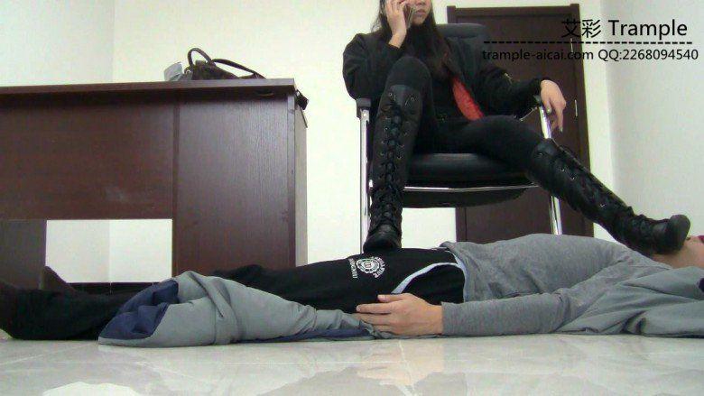 00后天使女主长靴的脚垫，舔靴跟踩下体！