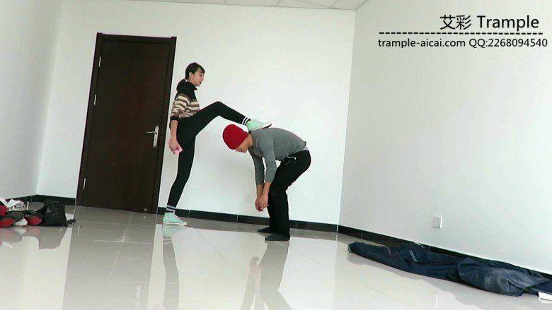 00天使女帆布鞋踢裆踩头羞辱！