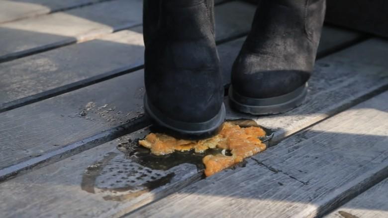 某在校大学生公园长靴肉丝秀