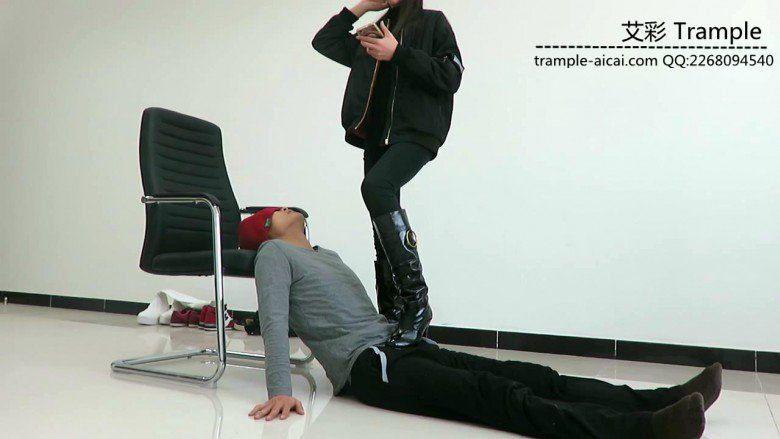 00后女主长靴坐脸窒息虐踩下体！