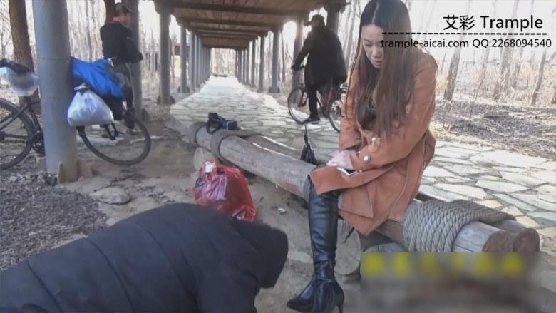 傲柔公园强迫奴跪拜