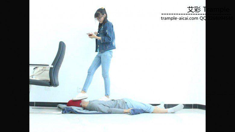 高中生小蛮女主白帆布鞋踩踏全身，下体！