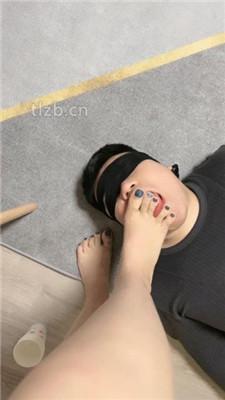 【若冰】仔细跪舔原味裸足脚趾